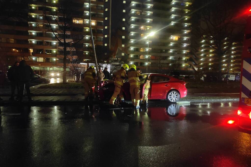 Auto botst tegen lantaarnpaal