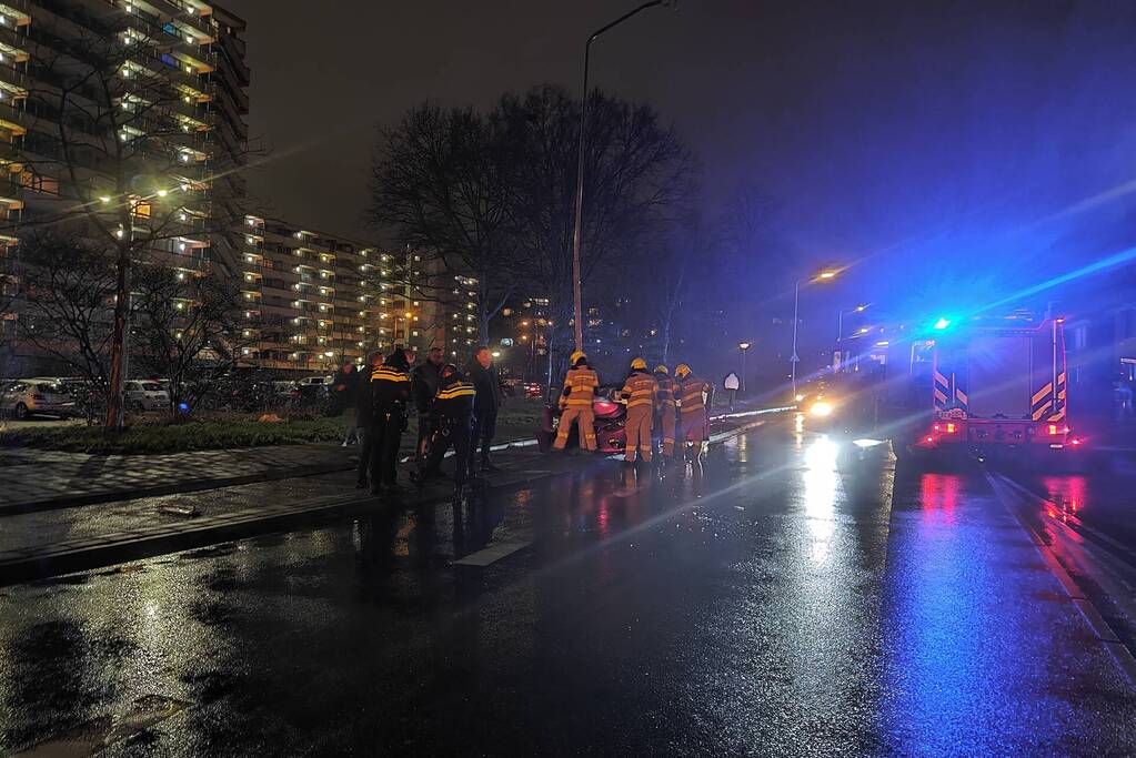 Auto botst tegen lantaarnpaal