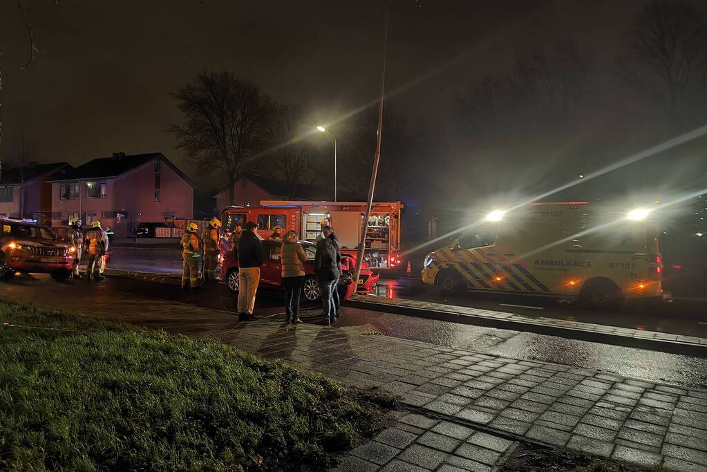 Auto botst tegen lantaarnpaal