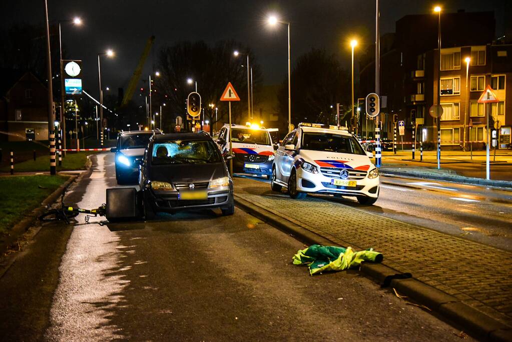 Maaltijdbezorger met fiets aangereden