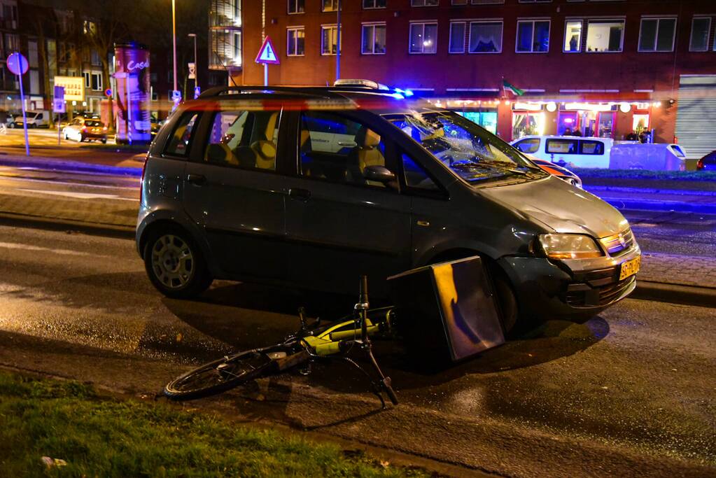 Maaltijdbezorger met fiets aangereden