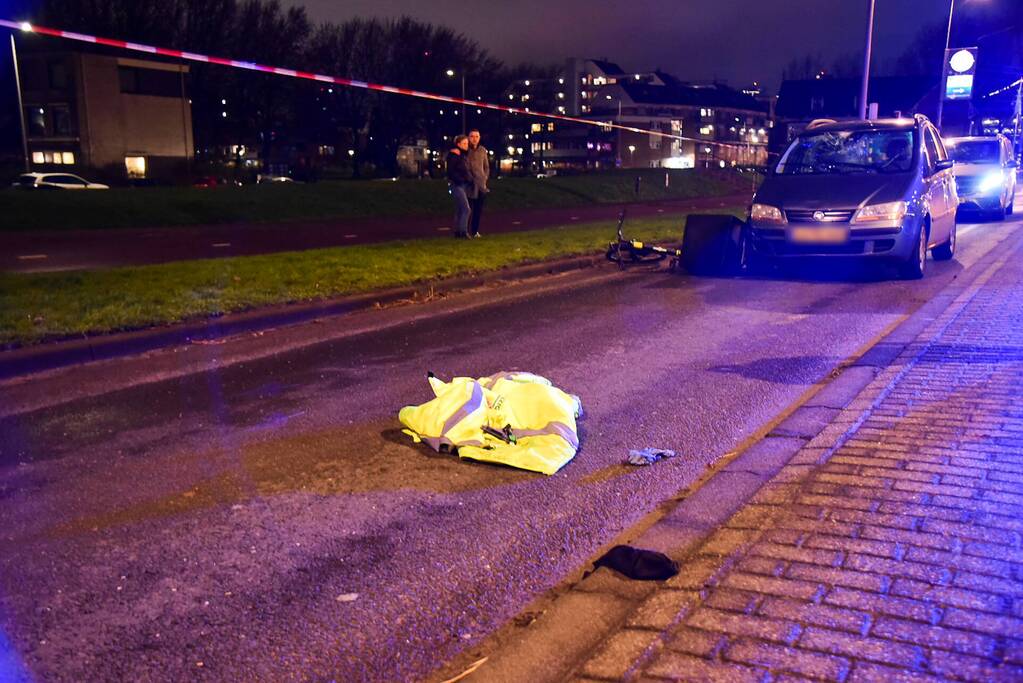Maaltijdbezorger met fiets aangereden