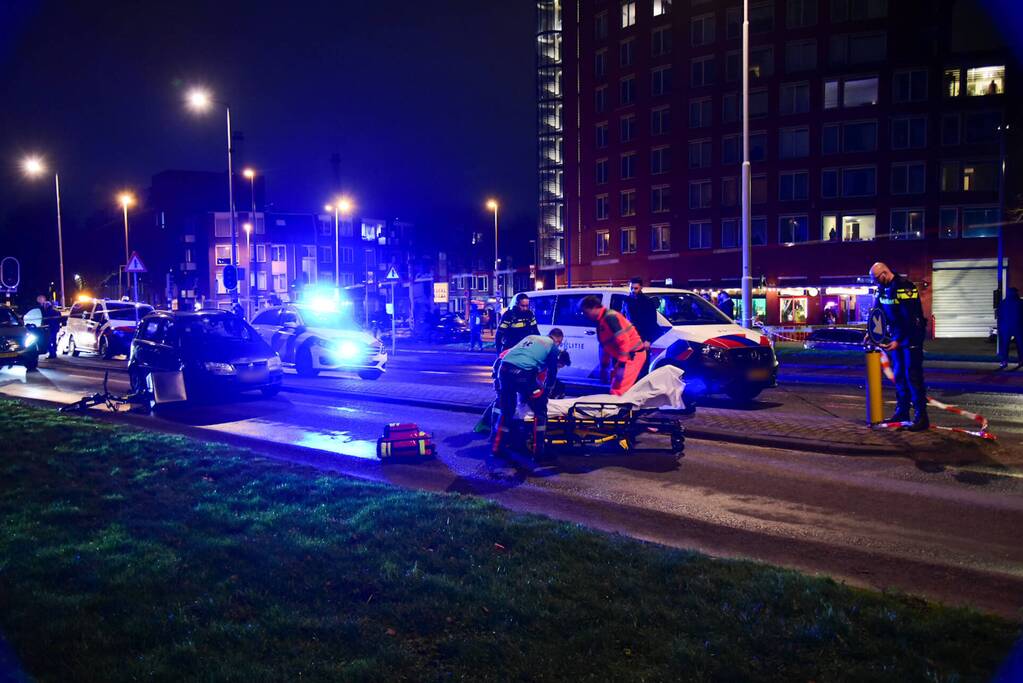 Maaltijdbezorger met fiets aangereden