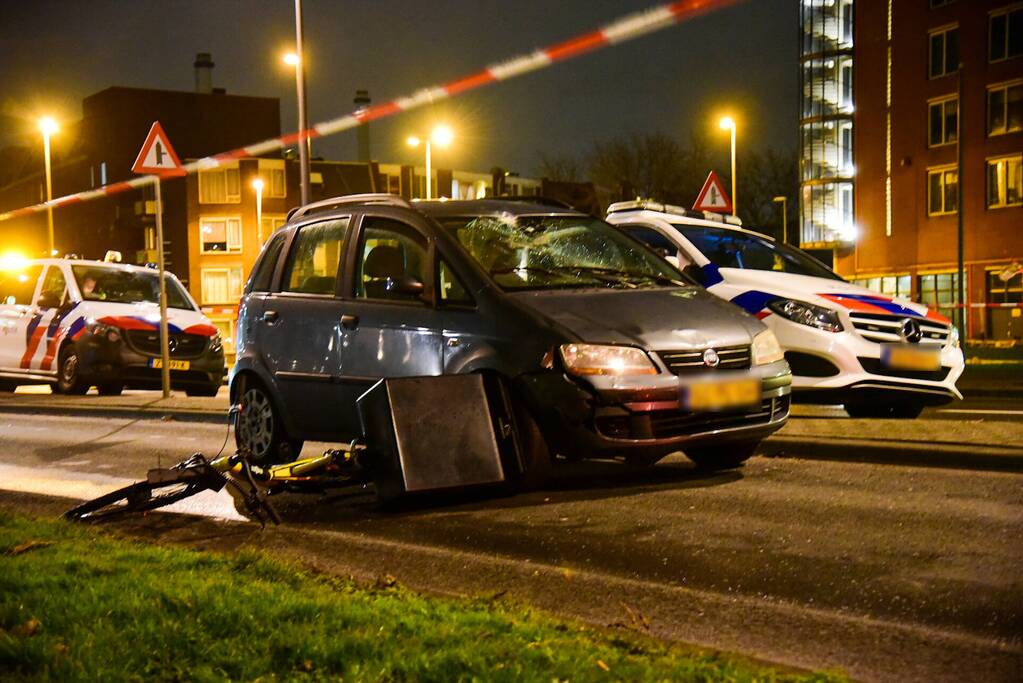 Maaltijdbezorger met fiets aangereden