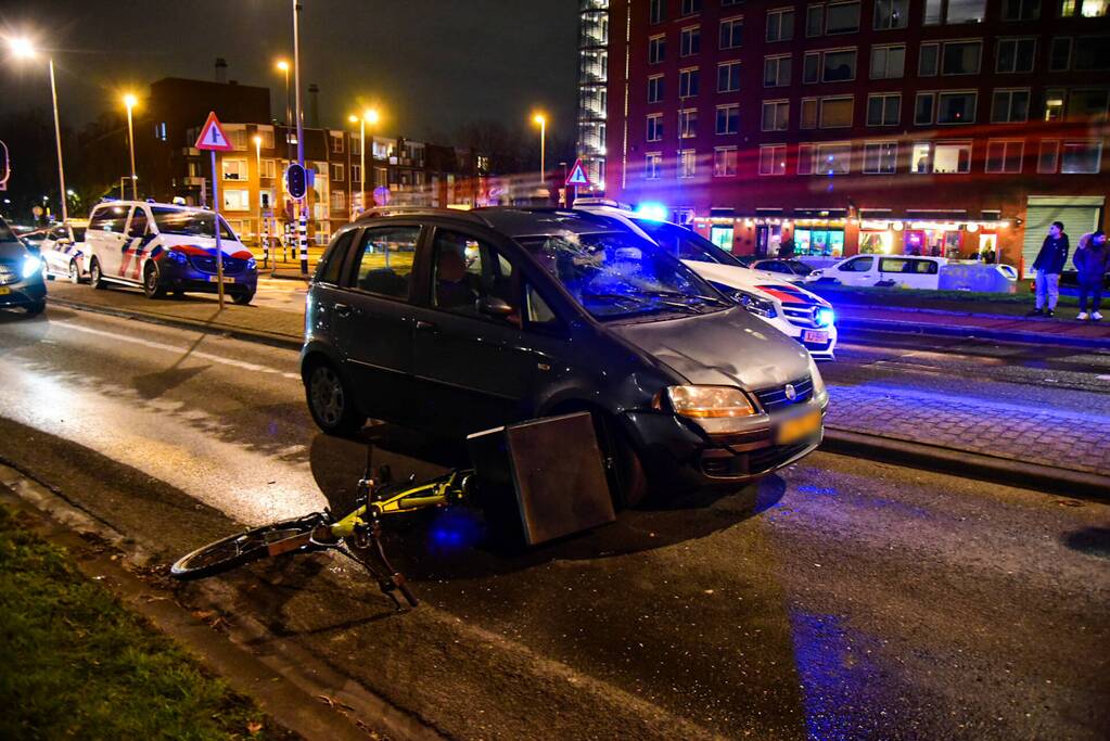 Maaltijdbezorger met fiets aangereden