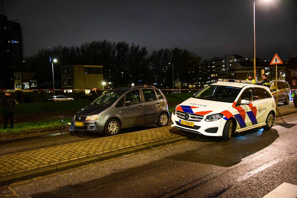 Maaltijdbezorger met fiets aangereden
