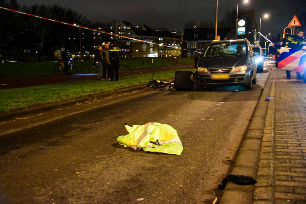 Maaltijdbezorger met fiets aangereden