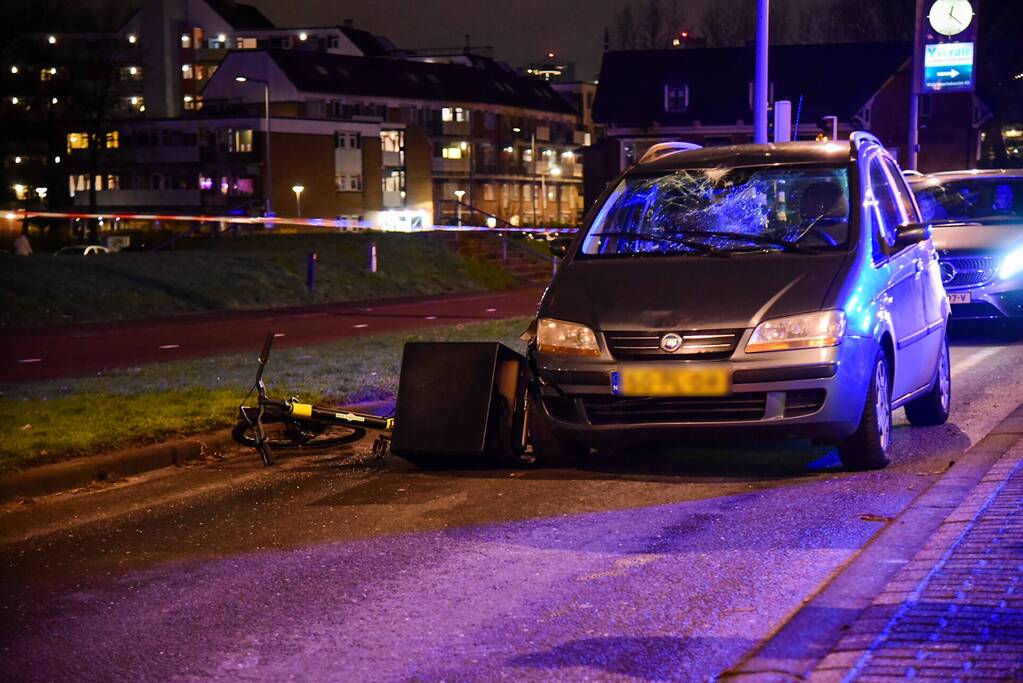 Maaltijdbezorger met fiets aangereden