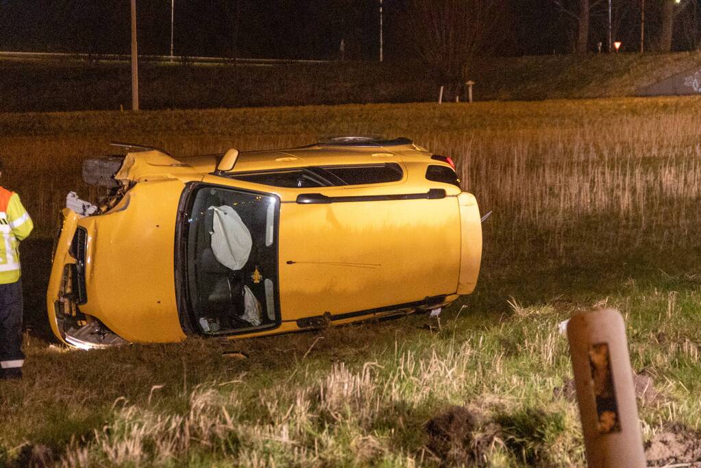 Automobilist raakt van de weg