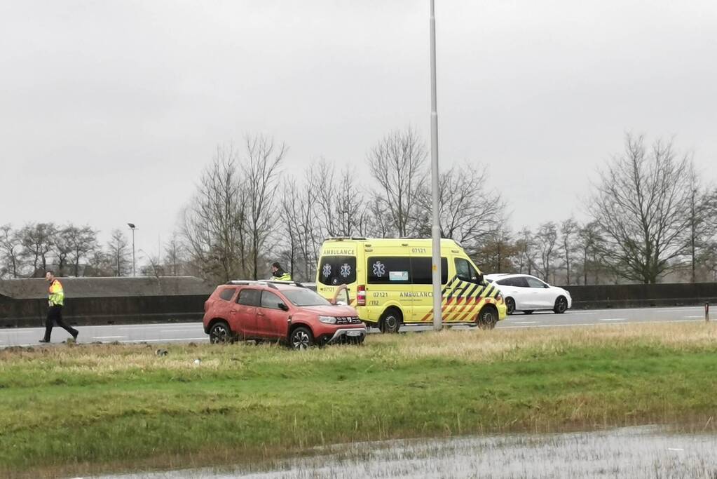 Auto rijdt tegen lantaarnpaal
