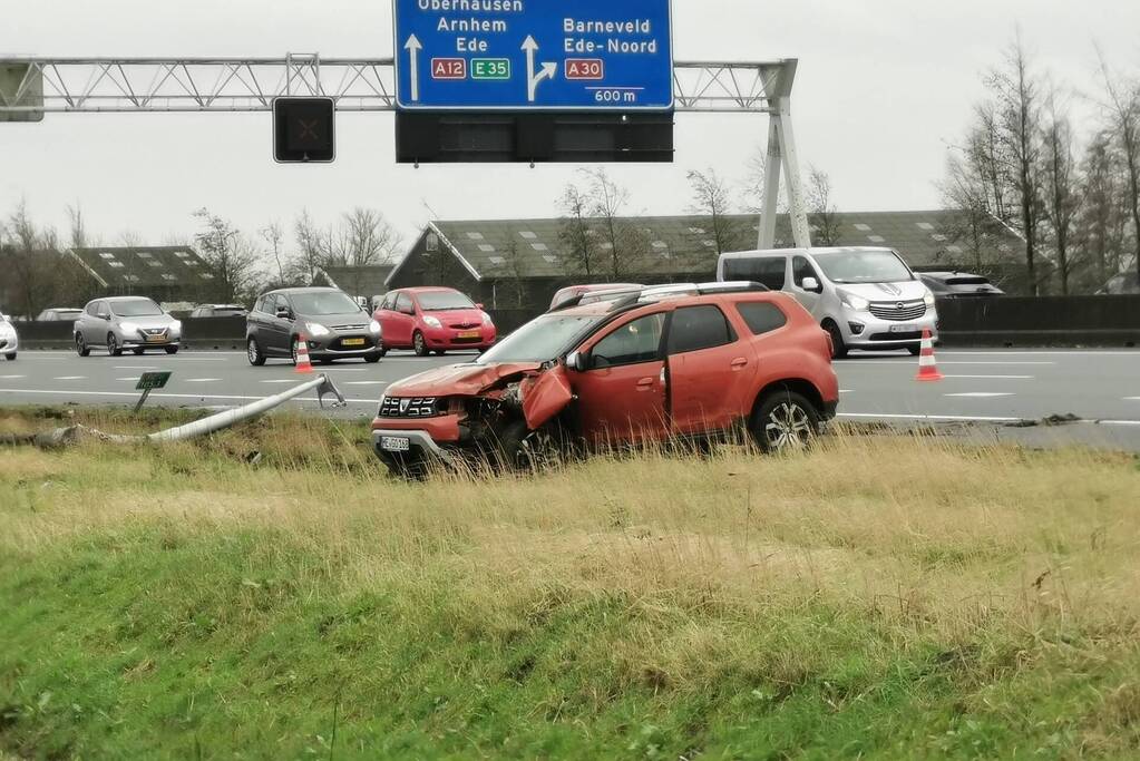 Auto rijdt tegen lantaarnpaal