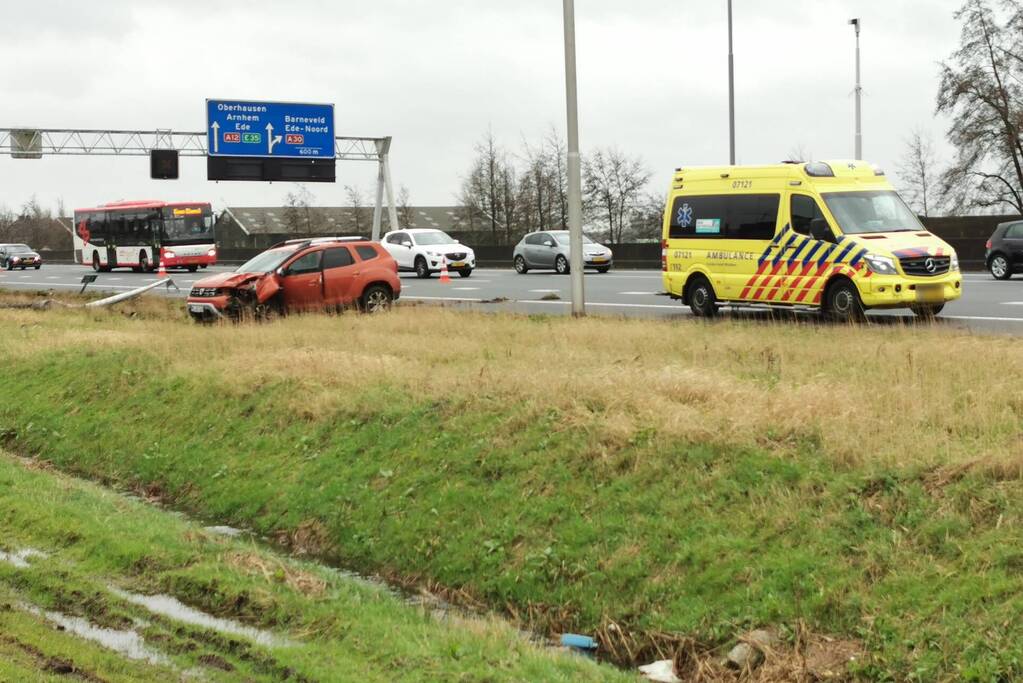 Auto rijdt tegen lantaarnpaal