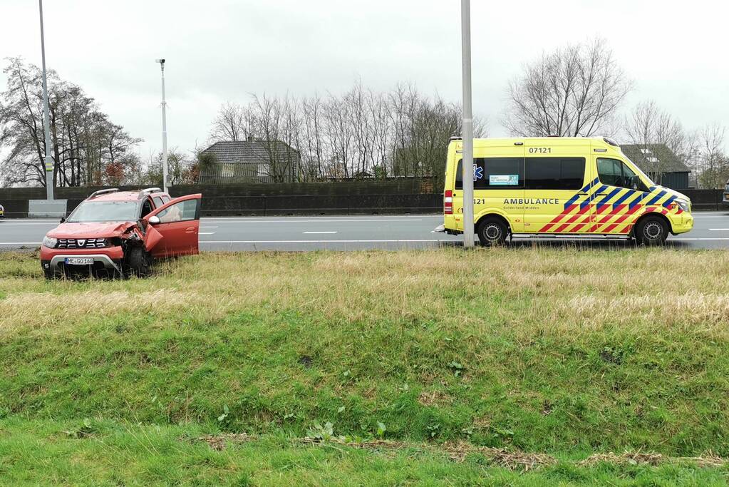 Auto rijdt tegen lantaarnpaal