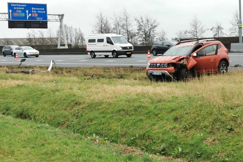 Auto rijdt tegen lantaarnpaal