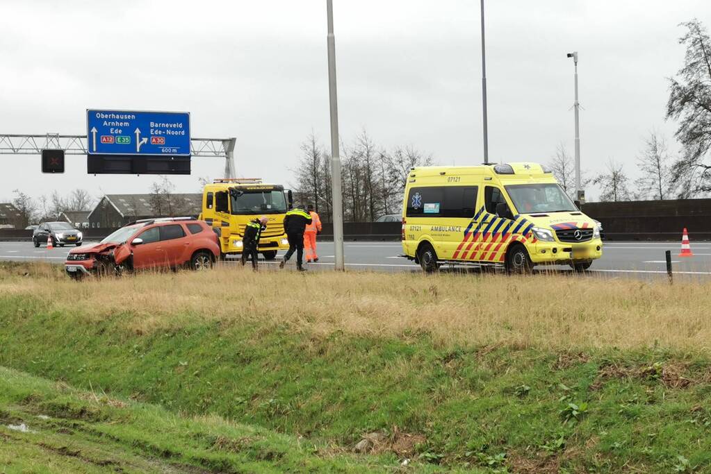 Auto rijdt tegen lantaarnpaal