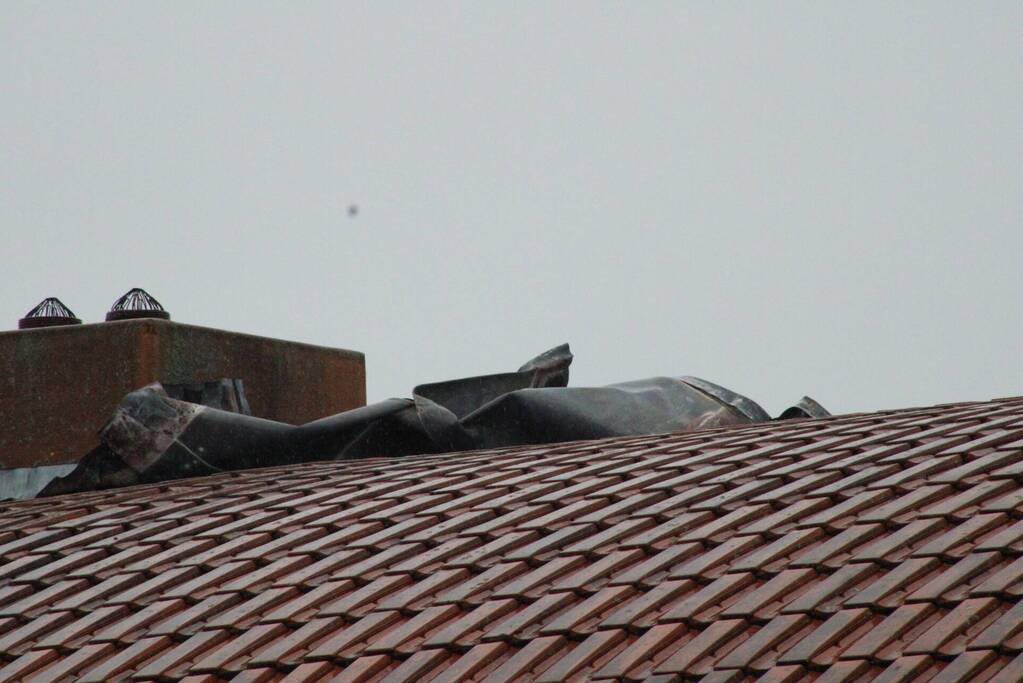 Dakbeplating verwijderd door brandweer