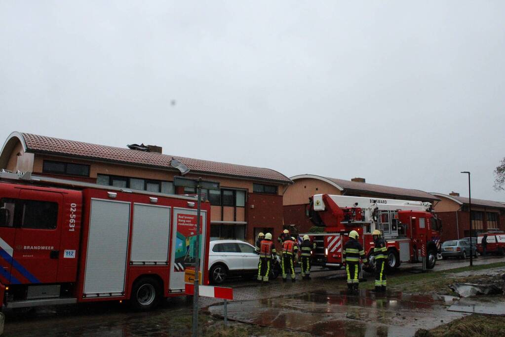 Dakbeplating verwijderd door brandweer