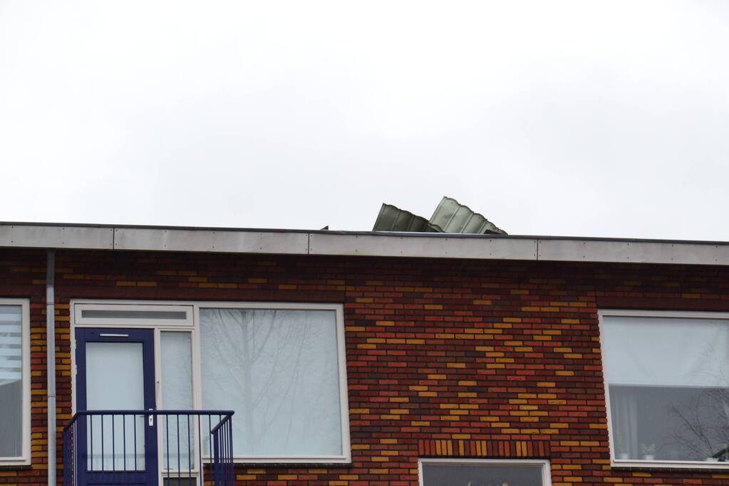Dakbedekking losgewaaid door harde wind