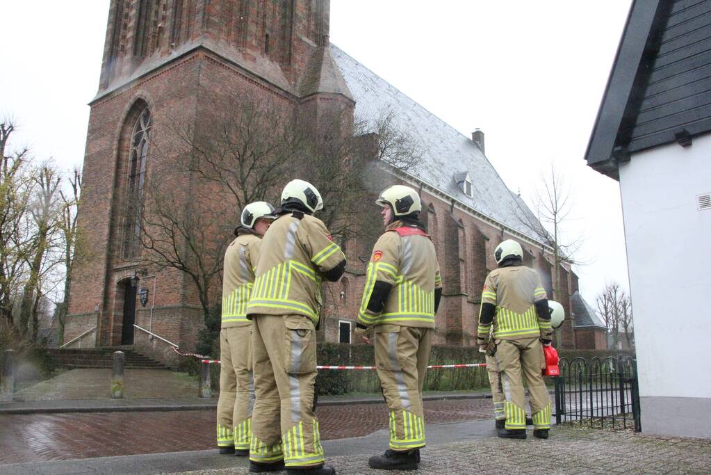 Dakbedekking Sint-Nicolaaskerk waait los