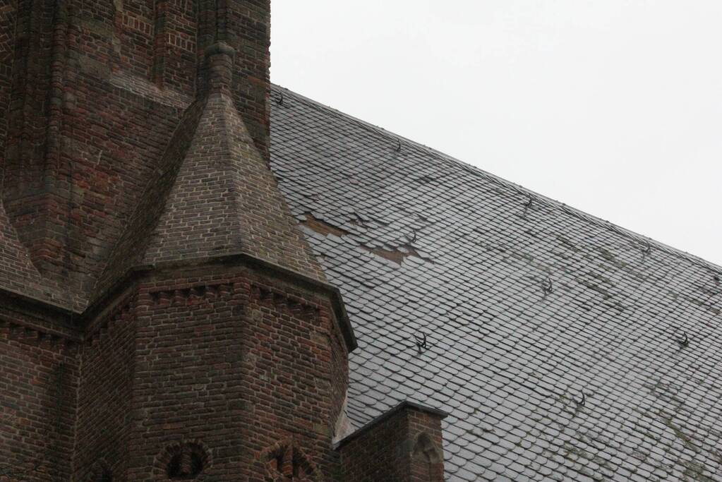 Dakbedekking Sint-Nicolaaskerk waait los