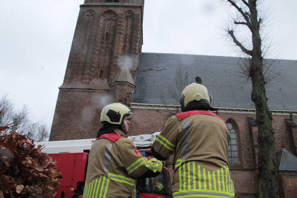 Dakbedekking Sint-Nicolaaskerk waait los