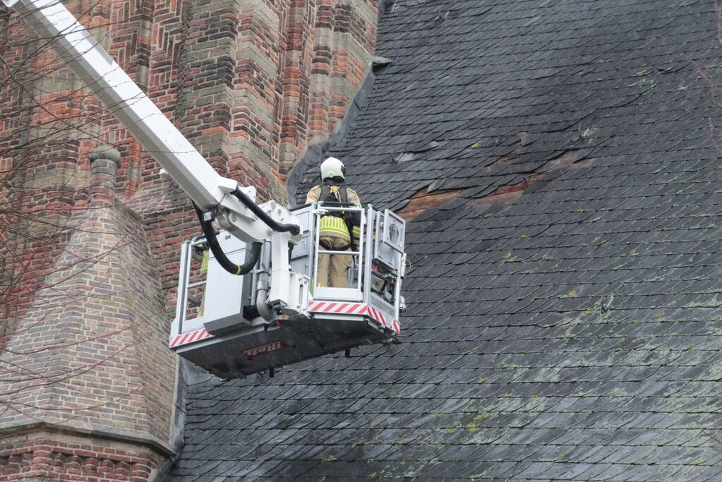 Dakbedekking Sint-Nicolaaskerk waait los