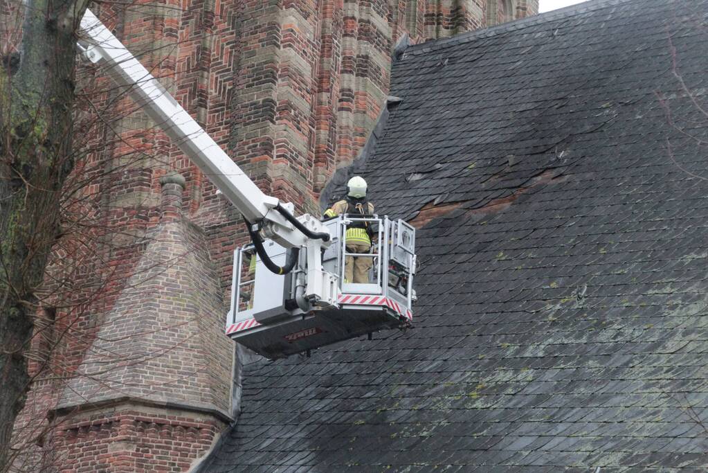 Dakbedekking Sint-Nicolaaskerk waait los