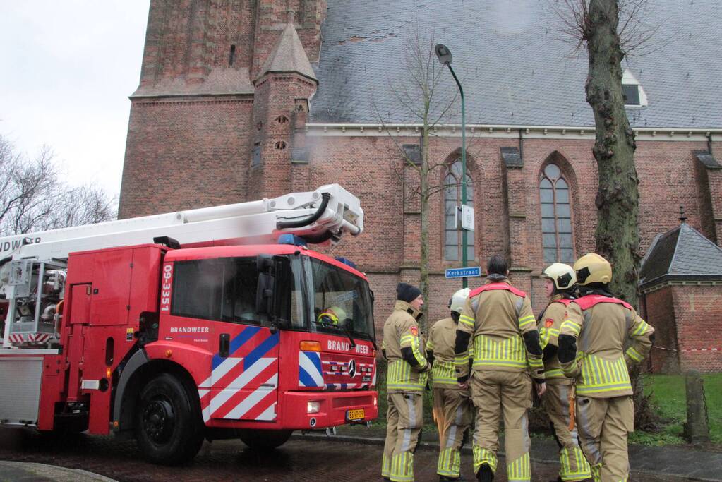 Dakbedekking Sint-Nicolaaskerk waait los