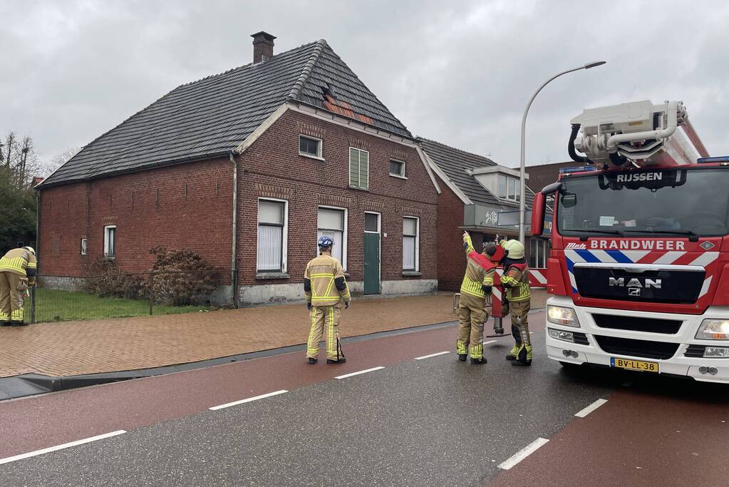 Brandweer verwijdert losliggende dakpannen