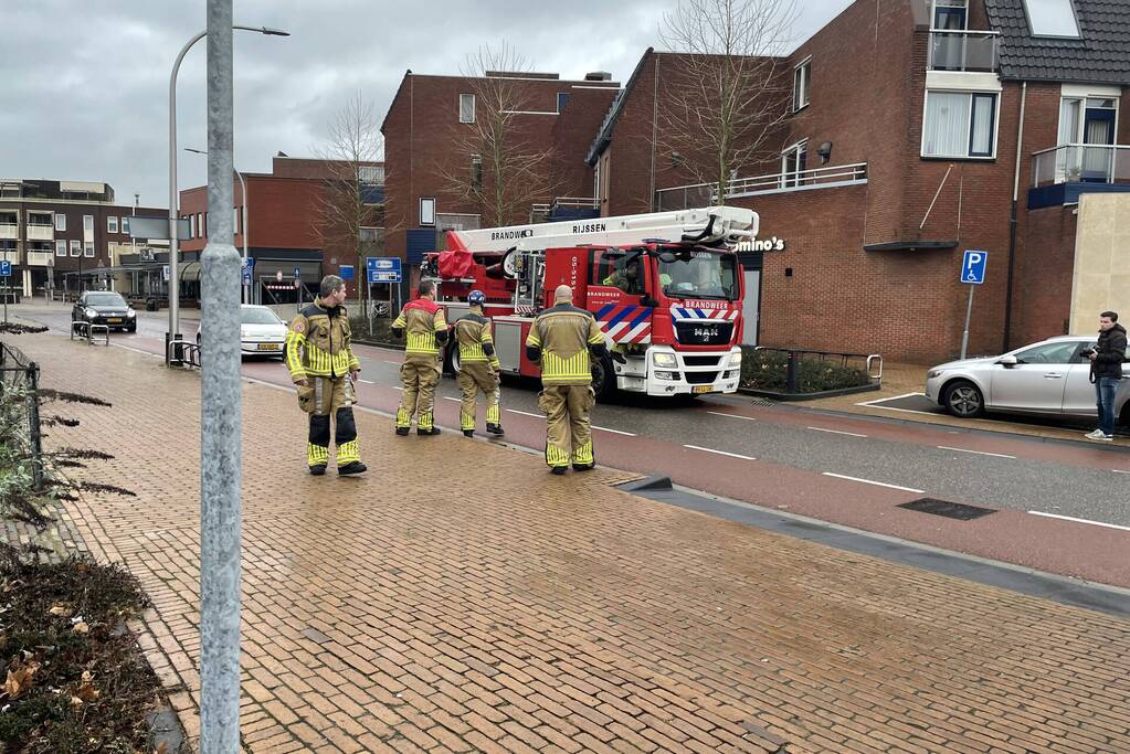 Brandweer verwijdert losliggende dakpannen