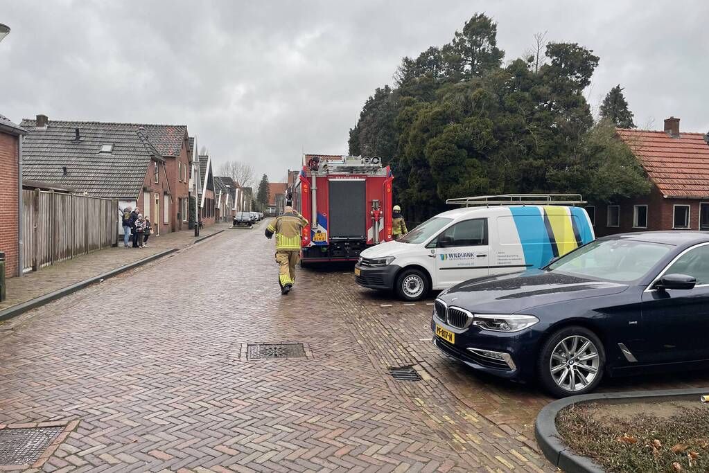 Brandweer verwijdert losliggende dakpannen