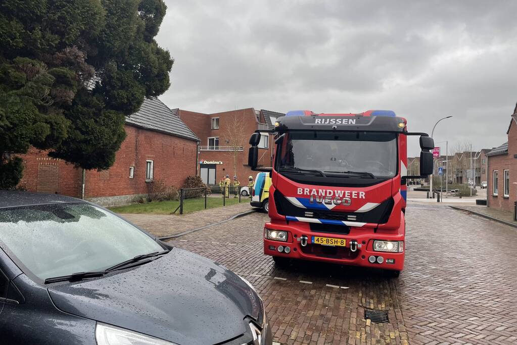 Brandweer verwijdert losliggende dakpannen