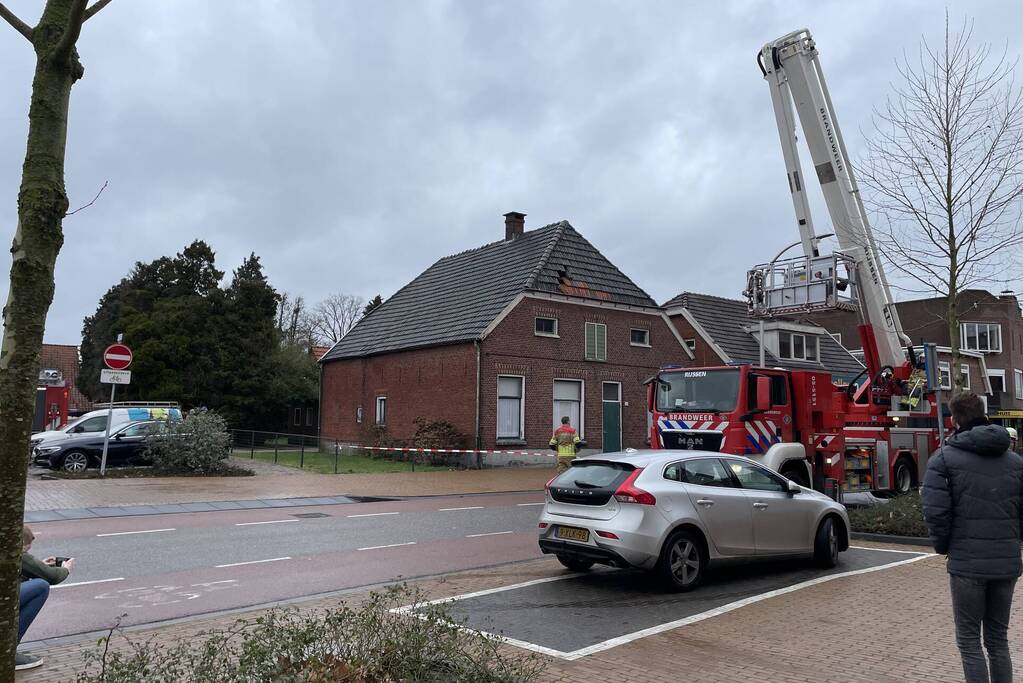 Brandweer verwijdert losliggende dakpannen