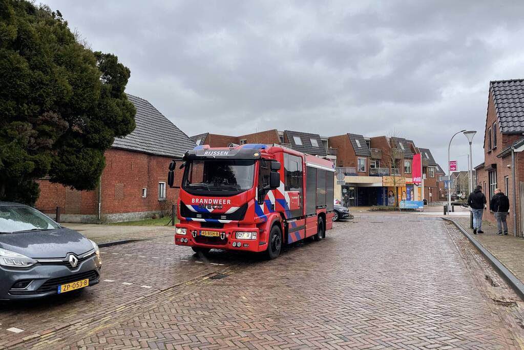 Brandweer verwijdert losliggende dakpannen