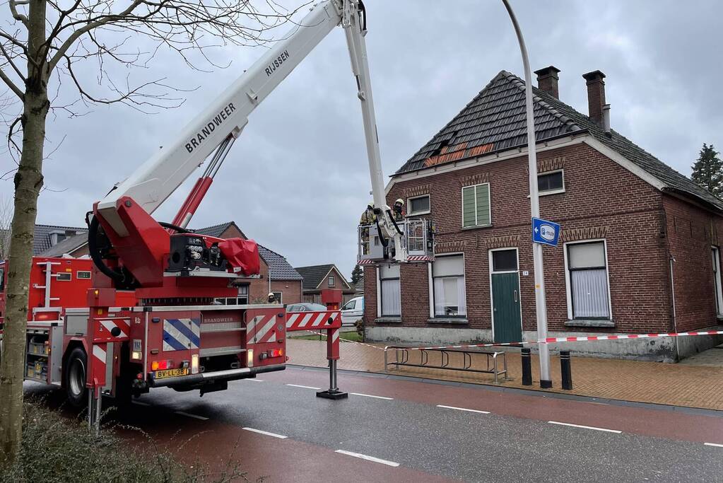 Brandweer verwijdert losliggende dakpannen