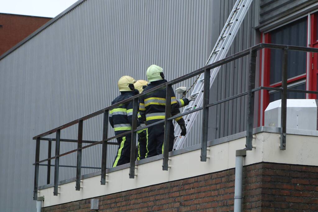 Delen van dak Sporthal Van der Bijha kom los