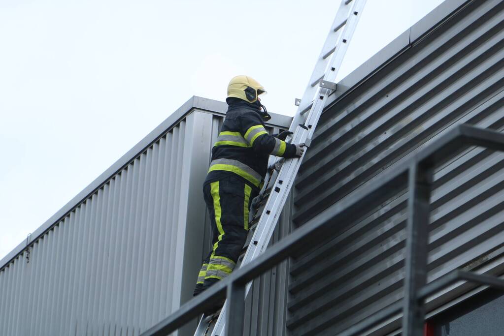 Delen van dak Sporthal Van der Bijha kom los