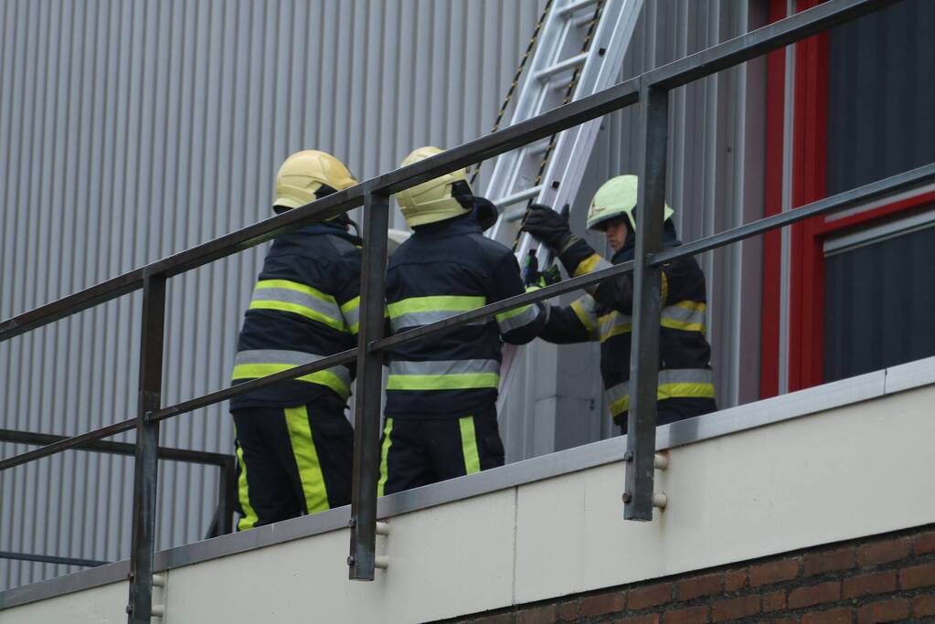 Delen van dak Sporthal Van der Bijha kom los