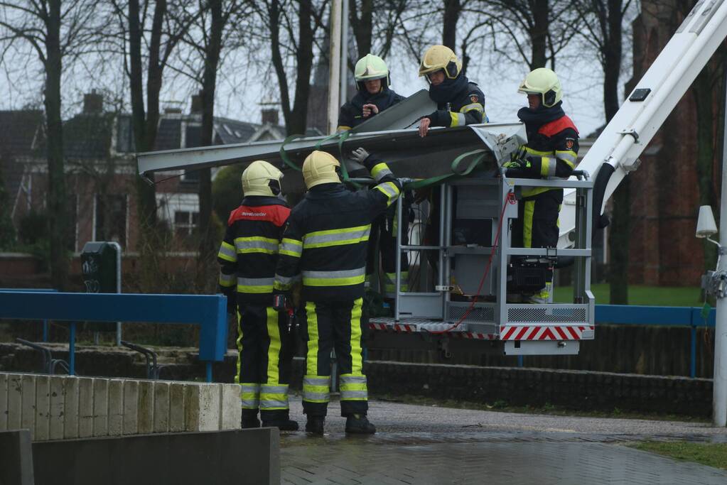Delen van dak Sporthal Van der Bijha kom los