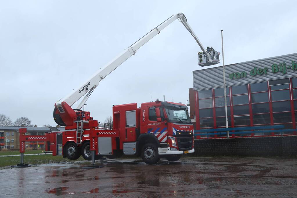 Delen van dak Sporthal Van der Bijha kom los