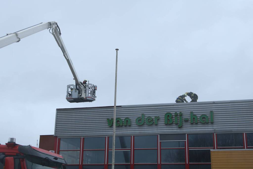 Delen van dak Sporthal Van der Bijha kom los