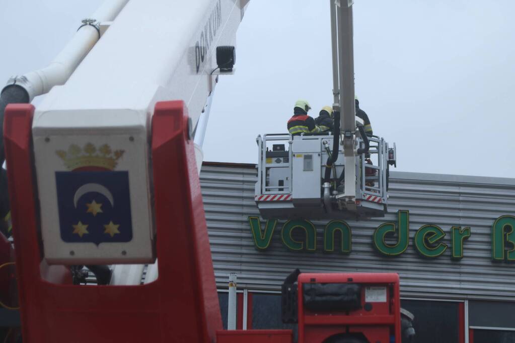 Delen van dak Sporthal Van der Bijha kom los