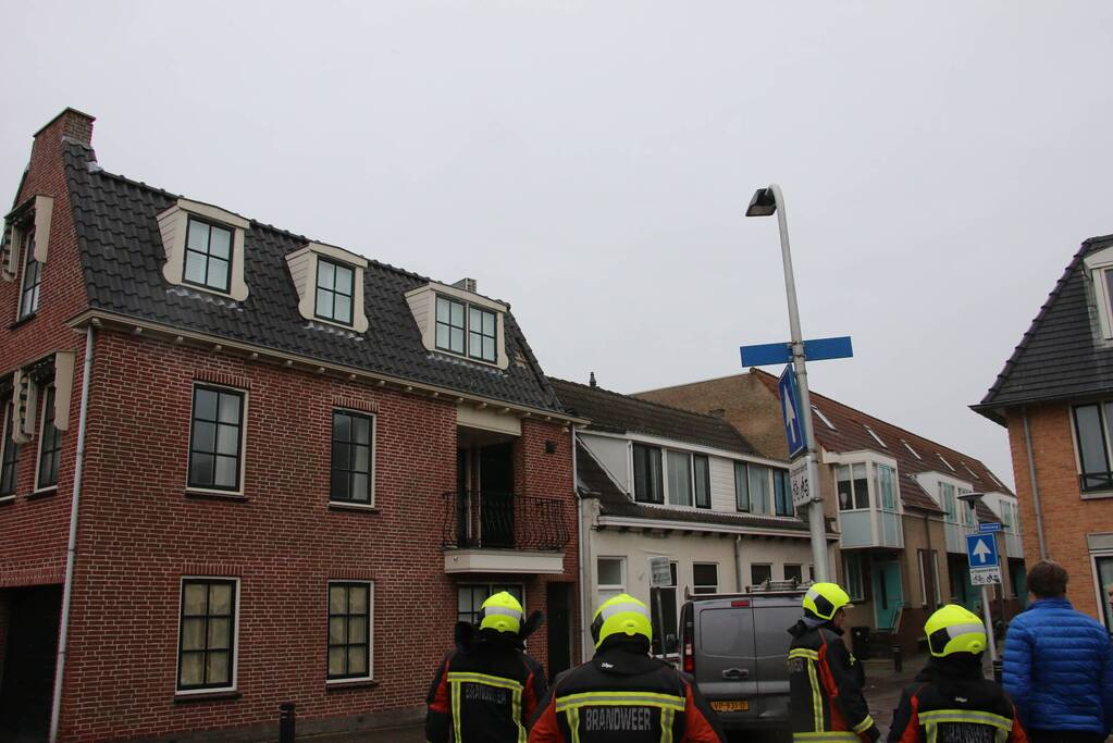 Brandweer verwijdert losse dakpannen van woning