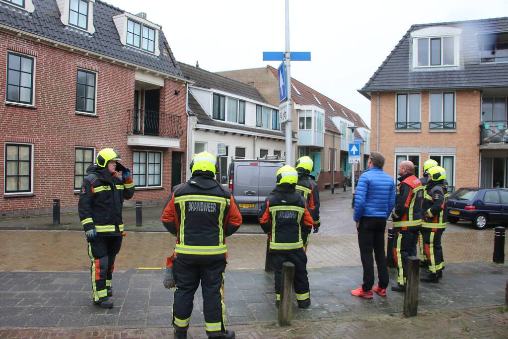 Brandweer verwijdert losse dakpannen van woning