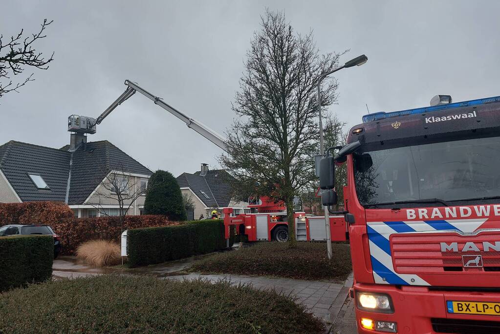 Brandweer verwijderd losse plaat op schoorsteen van woning