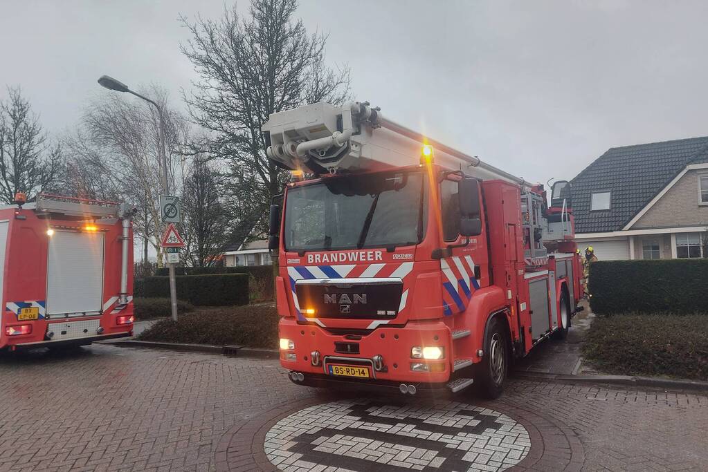 Brandweer verwijderd losse plaat op schoorsteen van woning