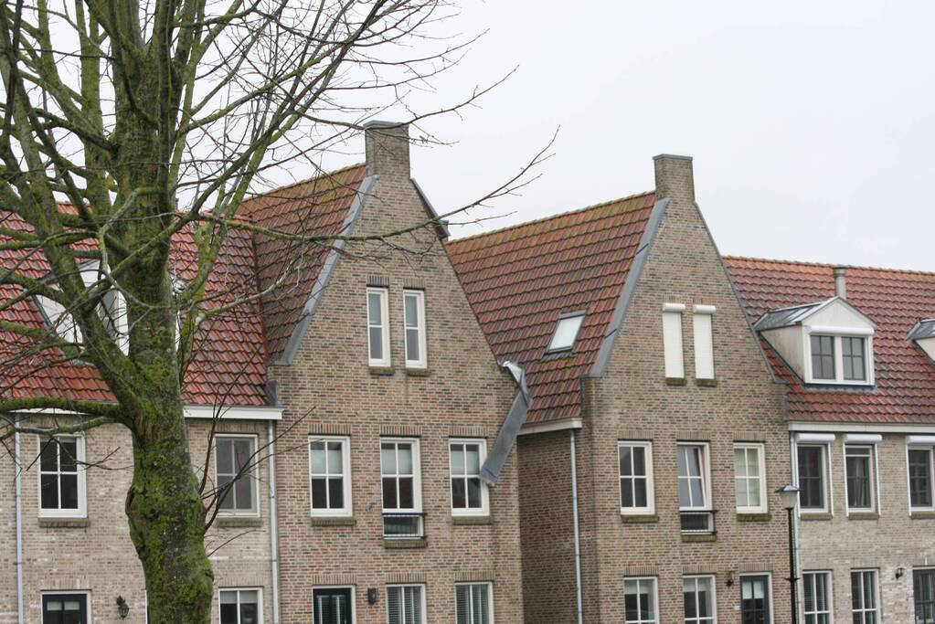 Brandweer controleert stormschade bij appartement