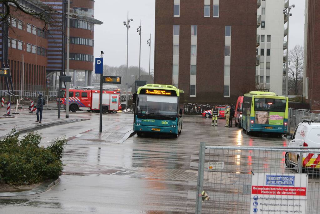 Platen van hoog gebouw staan op omvallen