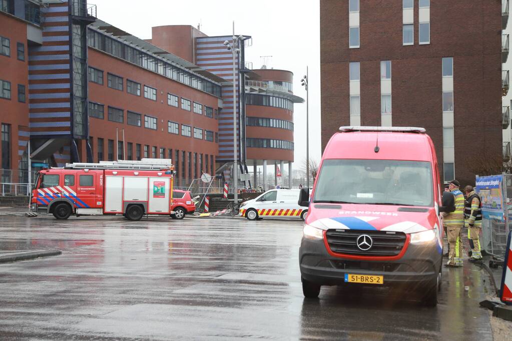Platen van hoog gebouw staan op omvallen