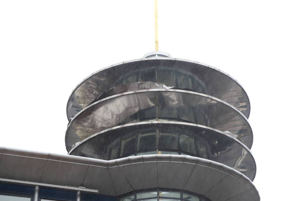 Platen van hoog gebouw staan op omvallen